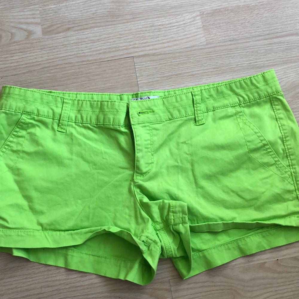 ⭐Woman’s Green SO shorts - Size 17